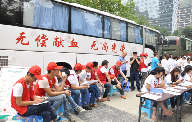 員工踴躍參加無(wú)償獻(xiàn)血活動(dòng)
